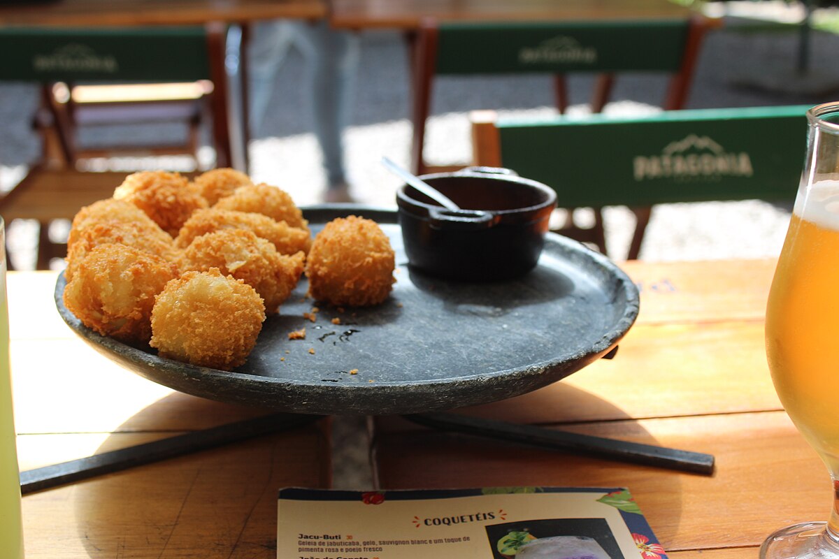 Coxinhas de queijo douradas e crocantes — o produto premiado do Kiosque Roseira