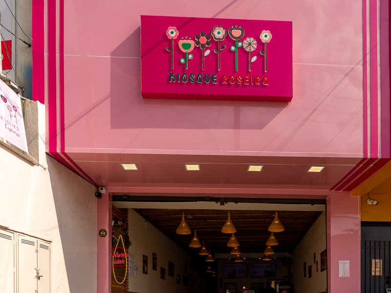 Fachada rosa do Kiosque Roseira com o letreiro da marca