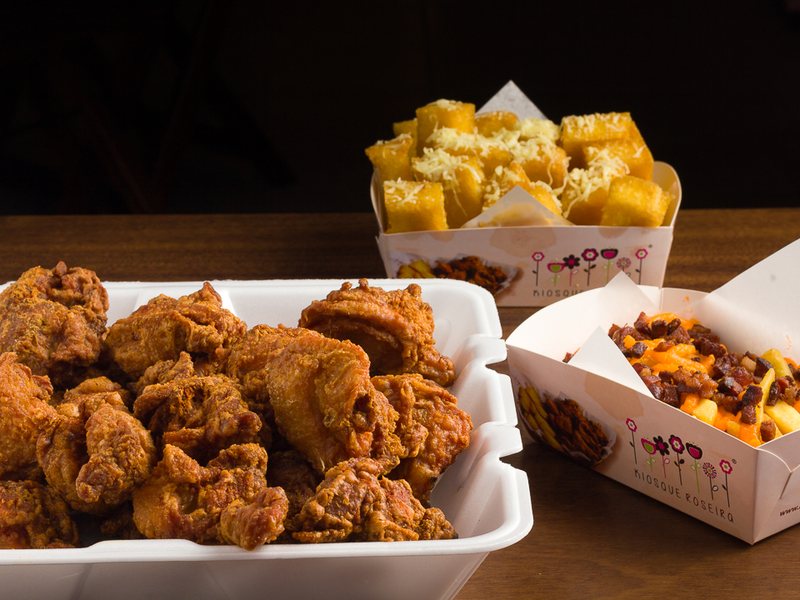 Porções do Kiosque Roseira: frango frito, polenta e fritas nas embalagens da marca