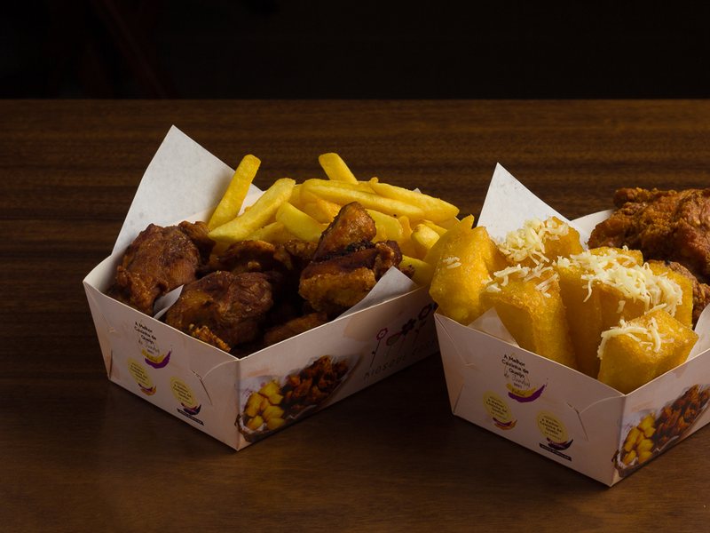 Porções de frango frito e polenta nas embalagens do Kiosque Roseira