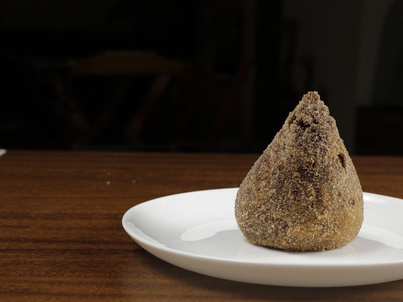 Coxinha empanada do Kiosque Roseira servida no prato
